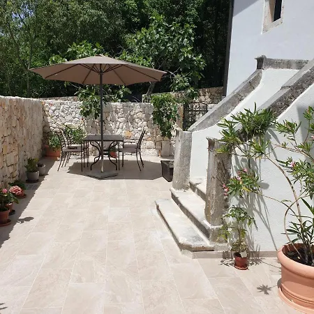 فيلة Art House 1800